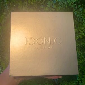 Brand new and never used. Vey pretty pallet.